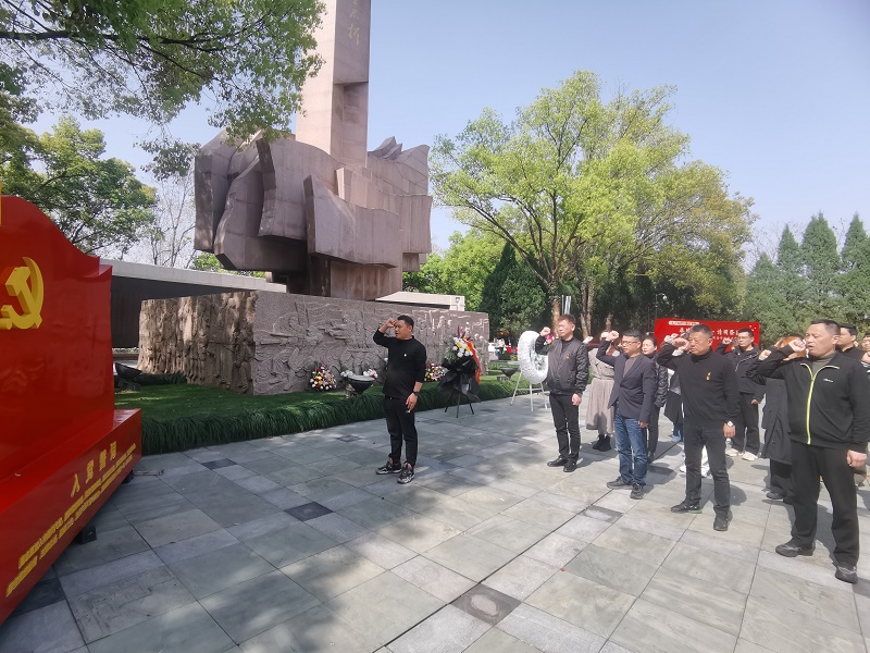 龙湾公司党团联动赴翠微山义士陵园开展祭祀活动
